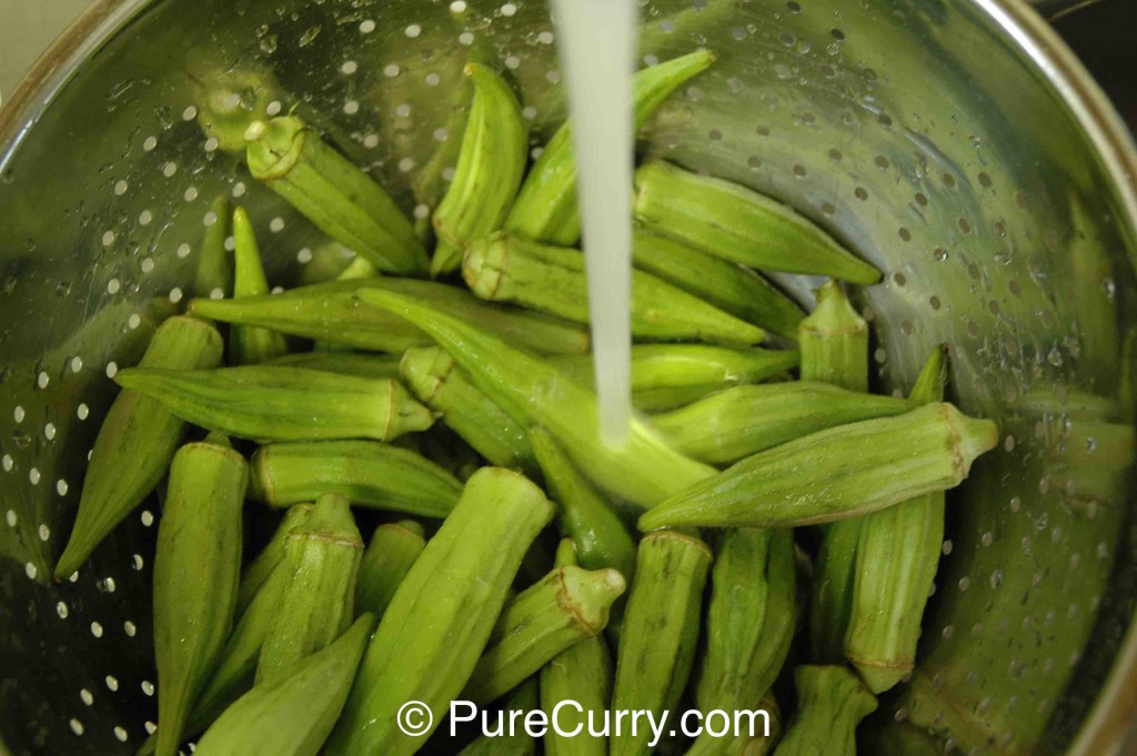 Okra siendo lavada